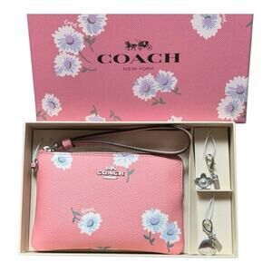 COACH CORNER ZIP WRISTLET WITH PINK DAISY PRINT & 2 CHARMS IN GIFT BOX - NEW!